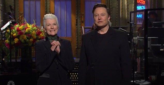 Musk'a şovunda annesi Maye Musk eşlik etti. Musk'ın annesi şov sırasında "Anneler Günü hediyen umarım Dogecoin değildir" derken Musk "Evet, öyle" diye karşılık verdi.