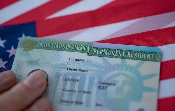 Amerika Birleşik Devletleri ülkelerinde nüfus çeşitliliğini sağlamak adına her yıl kalıcı göçmen vizesi yani Green Card kurasıyla ikamet hakkı tanıyor.