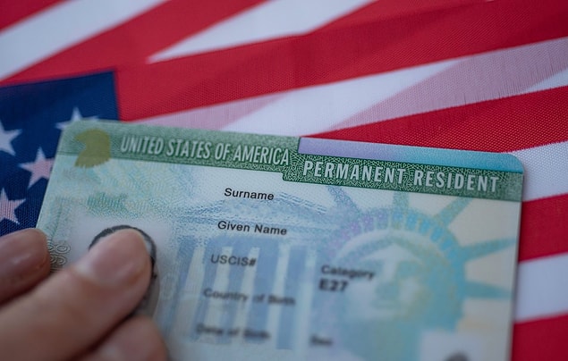 Amerika Birleşik Devletleri ülkelerinde nüfus çeşitliliğini sağlamak adına her yıl kalıcı göçmen vizesi yani Green Card kurasıyla ikamet hakkı tanıyor.
