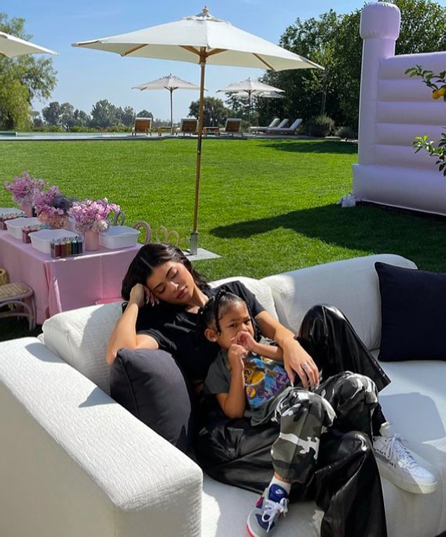 23 yaşındaki Kylie Jenner şimdiden bir sonraki emlak yatırımına bakıyor! Geçen yıl 15 milyon dolar değerinde beş dönümlük bir arsa satın alan Jenner'ın bu arsa için büyük planları varmış.