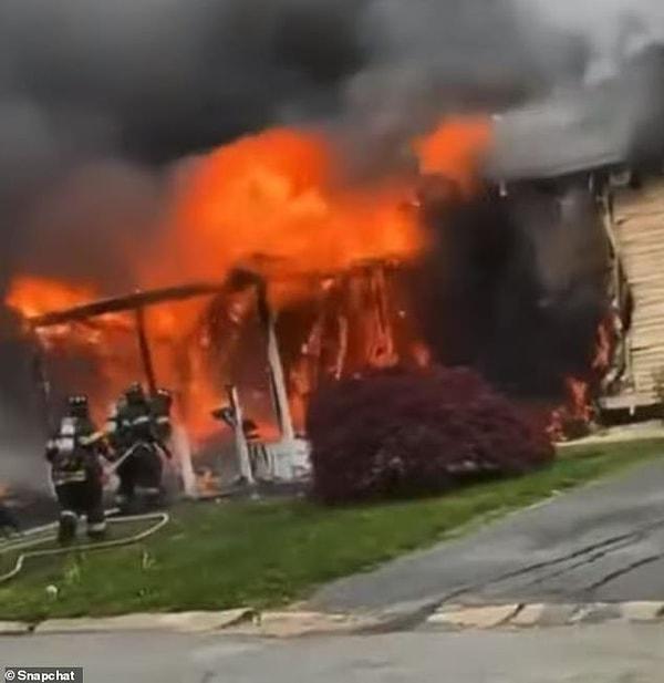 Yetkililer evde 4 kişinin yaşadığını ancak yangın sırasında evde olmadıklarını belirtmiş.