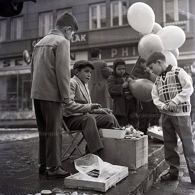 12. Ramazan Bayramı’nda, bayram harçlıkları ile Sakarya Caddesi’nde alışveriş yapan çocuklar, 1961 yılı.