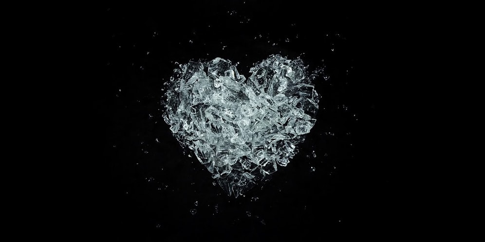 Kalp Kırıklıklarının Oldukça Naif Bir Şekilde Anlatıldığı Dinlerken İçinize İşleyecek 18 Şarkı