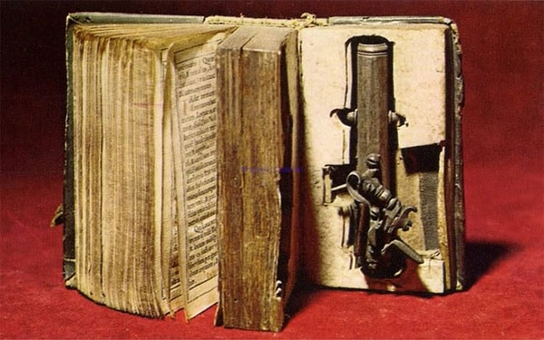 14. Книга 17-го века, внутри которой оружие