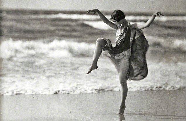 Amerikalı ünlü dansçı Isadora Duncan – Boynuna dolanan fular yüzünden öldü.