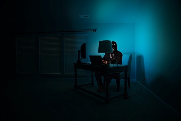 (Deep Web'den bahsederken hacker fotoğrafı kullanmak zorunlu olduğu için biz de şöyle bir fotoğraf kullanalım.) 👇