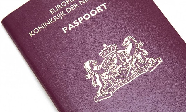 Her şey online da değil... Fiziksel belge satışları da var. Mesela Hollanda pasaportu 4 bin dolar.