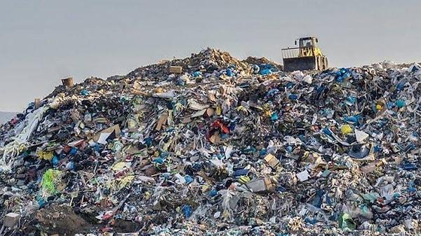 AB plastik atıkların yalnızca geri dönüşüm için diğer ülkelere gönderilmesine izin veriyor ama bunun denetlenmesi pek mümkün olmuyor.
