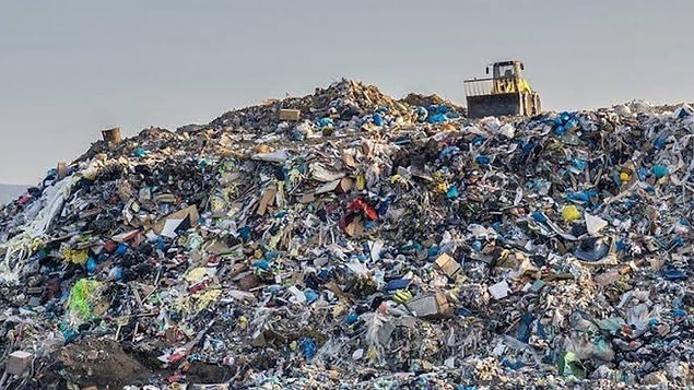 AB plastik atıkların yalnızca geri dönüşüm için diğer ülkelere gönderilmesine izin veriyor ama bunun denetlenmesi pek mümkün olmuyor.