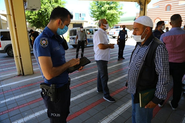 Korona virüs salgınına karşı alınan tedbirler kapsamında ilan edilen ‘tam kapanma’ nedeniyle ‘Ramazan Bayramı’nda aldıkları özel izinle yakınlarının kabrini ziyaret etmek isteyenler, merkez ilçe Yüreğir’e bağlı Dedekorkut Mahallesi’nde yer alan Asri Mezarlığı ziyaret etti.