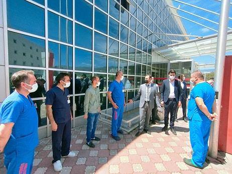 Tepki Çeken Fotoğraf: Sağlıkçılar AKP İl Başkanının Önünde Hazır Kıta
