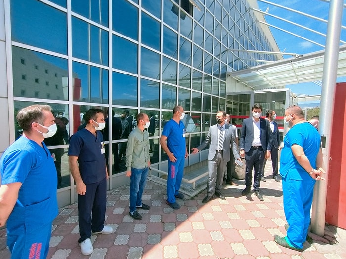Tepki Çeken Fotoğraf: Sağlıkçılar AKP İl Başkanının Önünde Hazır Kıta