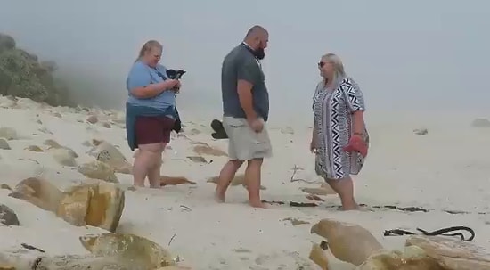 Evlenme Teklifi Anını Kameraya Kaydetmek İsterken Yere Kapaklanan Kadının Zor Anları