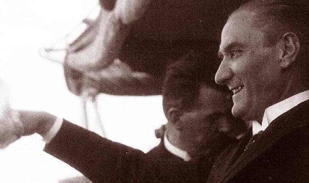 11. "İki Mustafa Kemal vardır: Biri ben, et ve kemik, geçici Mustafa Kemal… İkinci Mustafa Kemal, onu “ben” kelimesiyle ifade edemem; o, ben değil, bizdir!
