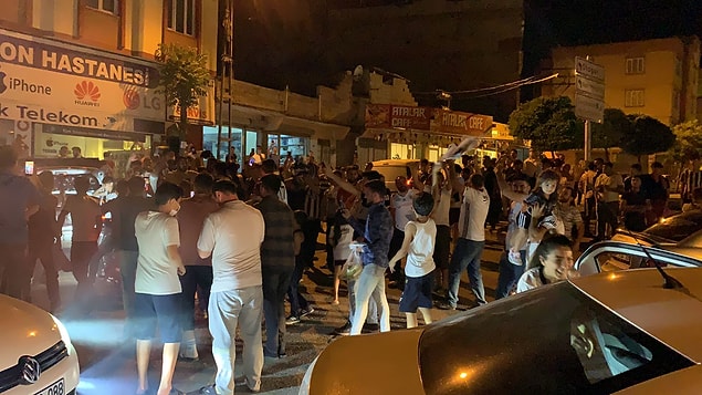 Gaziantep'te Beşiktaşlı taraftarlar şampiyonluğu coşkuyla kutladı.