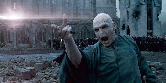 Hatırlatmak gerekirse; Lord Voldemort büyücülerin egemen olduğu bir dünya istemekteydi. Safkan büyücülere herkesten fazla değer veren bu grubun Muggle anne-babadan doğma büyücüler için kullandığı "bulanık" sözü büyücü dünyasının ırkçı hakaretiydi.