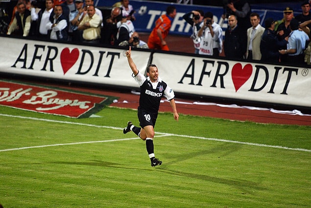 2. Sergen Yalçın, Süper Lig tarihinde Beşiktaş formasıyla oyuncu (1991/92, 1994/95 & 2002/03) ve teknik direktör (2020/21) olarak şampiyonluk yaşayan ilk isim oldu.