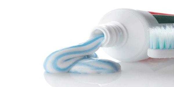 7. Dişlerimizin temizliği için kullandığımız diş macunu, ellerimizdeki sarımsak ve soğan kokusunu gidermek için de etkili bir üründür.