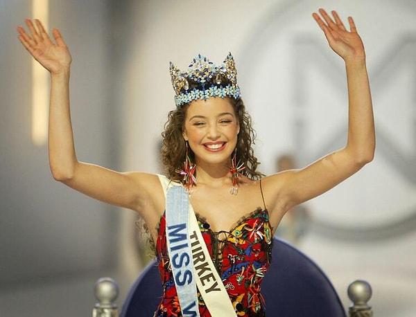 Duru güzelliğiyle 2002 senesinde hem Miss World hem de Miss Turkey güzeli seçilen Azra Akın hepimizin tandığı ve beğendiği isimlerden biri.