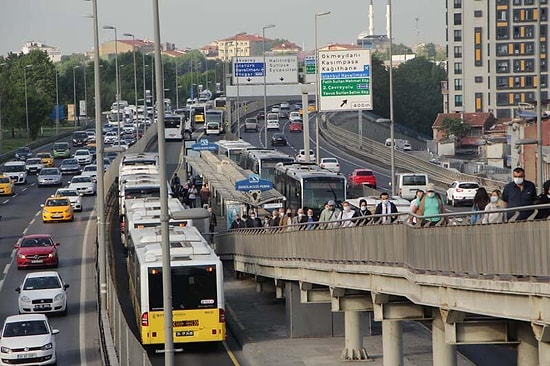 Kademeli Normalleşme Süreci Başladı: Metrobüs ve Otobüs Duraklarında Yoğunluk
