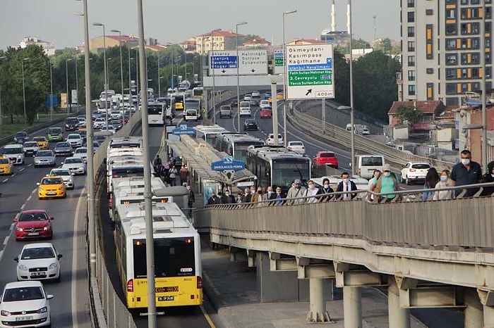 Kademeli Normalleşme Süreci Başladı: Metrobüs ve Otobüs Duraklarında Yoğunluk