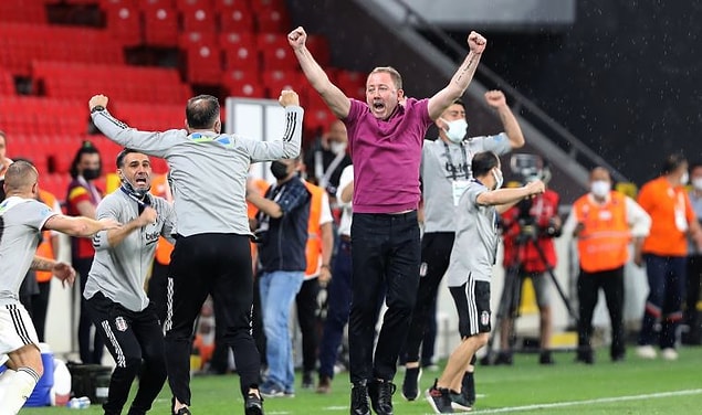 Geçtiğimiz gün Göztepe'yi 2-1 yenen Kara Kartal, 2020-21 sezonunu şampiyon olarak tamamlamıştı. Oyuncular ve Sergen Yalçın şampiyonluğun tadını doyasıya çıkardı haliyle.