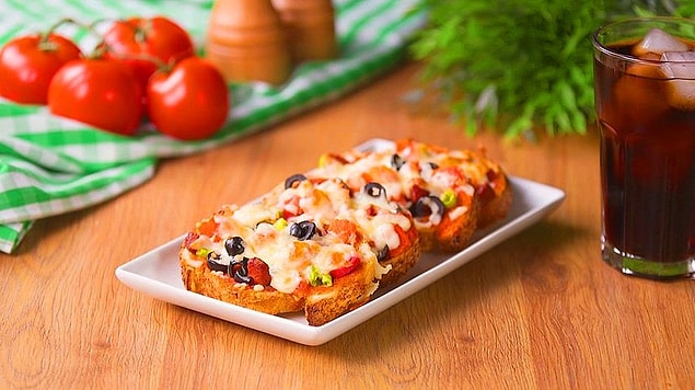 3. Ekmek Üstü Pizza: