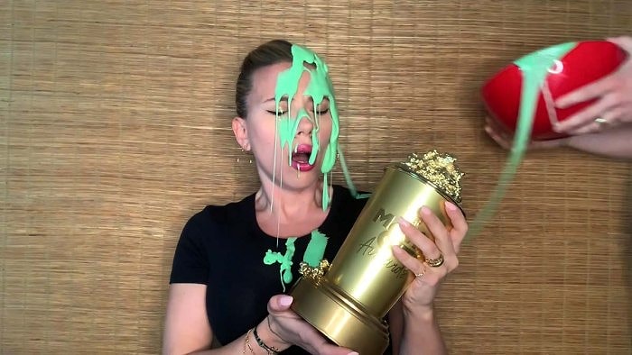 Муж Скарлетт Йоханссон облил актрису зеленой слизью во время ее выступления на церемонии вручения кинонаград MTV