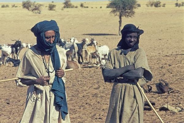 1. Etnik Berberi bir grup olan Tuaregler'in kendi ülkeleri bulunmuyor ve Sahra Çölünde yaşıyorlar.