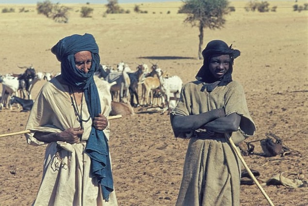 1. Etnik Berberi bir grup olan Tuaregler'in kendi ülkeleri bulunmuyor ve Sahra Çölünde yaşıyorlar.