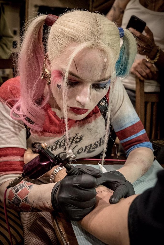 6. Margot Robbie'nin SKWAD dövmesi ise ayağının altındaymış...