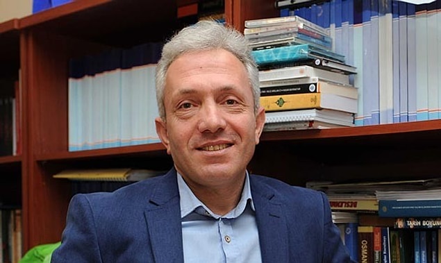 Ebubekir Sofuoğlu'nu isim olarak hatırlamayanlar "Üniversiteler fuhuş evi" açıklamasından kendisini anımsayacaktır. Sofuoğlu Sakarya Üniversitesi'nde akademisyen, tarih profesörü ve sosyoloji araştırmacısı. En azından Wikipedia'da bu şekilde yazıyor.