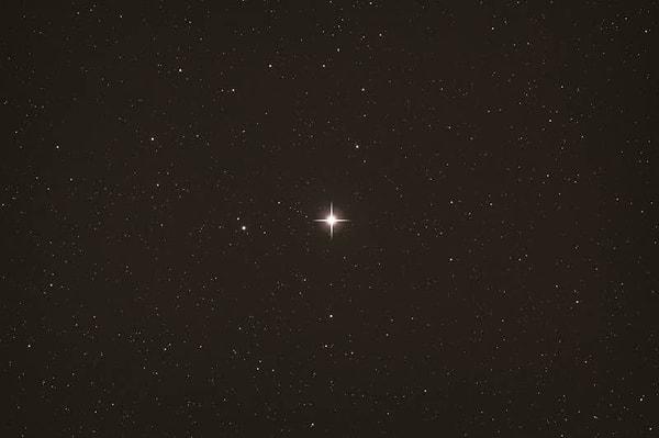 6. Polaris, ya da kutup yıldızı, gözlemlenebilen en parlak yıldız değil. Hatta en parlak yıldız listesinde ilk 50'ye bile giremiyor. Ancak bu yıldız güneşten 4000 kat daha parlak, bu da güneş sistemimizin tüm evreni düşündüğümüzde aslında ne kadar küçük olduğunu gösterir. Polaris Dünya'dan yaklaşık 434 ışıkyılı uzaklıkta. Güneşin ürettiği ışığın Dünya'ya ulaşması ise yalnızca 8.3 dakika sürüyor.