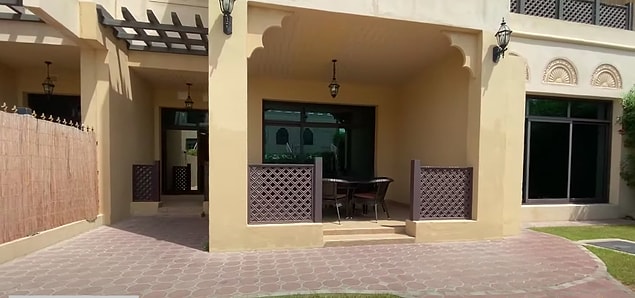 Öncelikle 5 odalı lüks villanın girişi bu şekilde. Villaya ait küçük bir bahçe var.