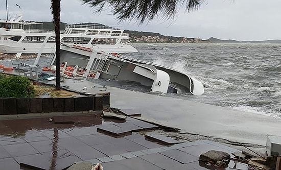 İzmir ve Balıkesir'de Fırtına Hayatı Felç Etti: Tekneler Battı, Kaldırım Taşları Söküldü...