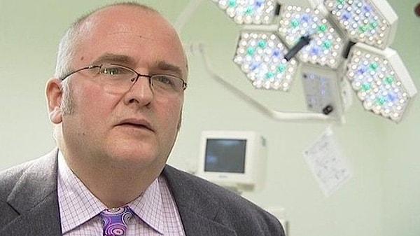 Queen Elizabeth Hastanesi’nde çalışan Dr. Simon Bramhall 2013 yılında katıldığı tüm ameliyatlarda anestezi altındaki hastalarının iç organlarına kendi adı ve soyadının baş harfini kazıdığını itiraf etti.