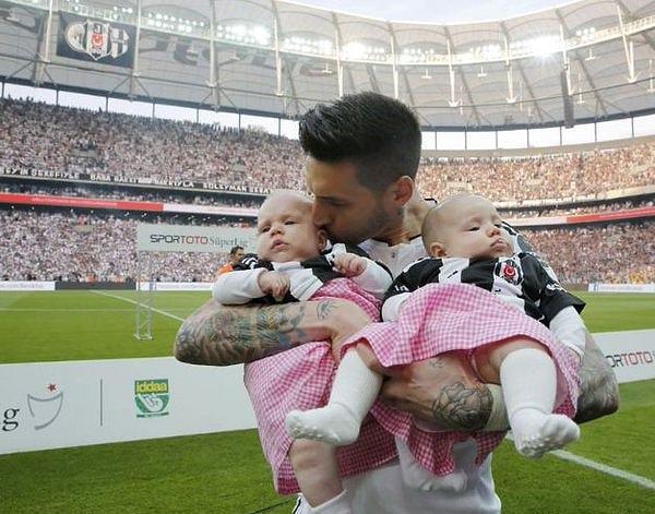 İşin ilginç yanı ise Beşiktaş'ın kazandığı son 4 şampiyonluğun tamamında Beşiktaş'ın bir futbolcusu ikiz bebek sahibi oldu.
