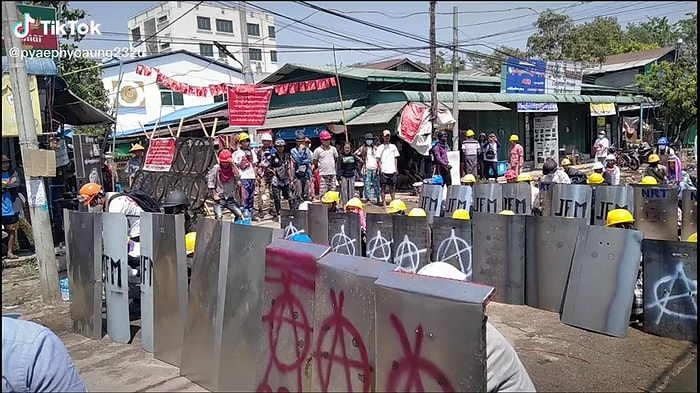 Polislerle Karşı Karşıya Gelmeden Önce Kendi Aralarında Antrenman Yapan Protestocular