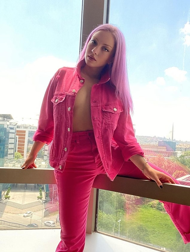 1. Ece Seçkin: