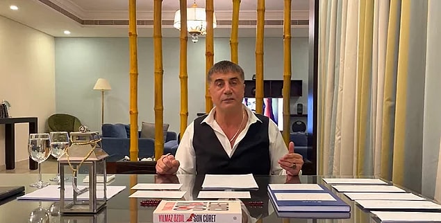 Lüks otel odasında, bambu çubukların önünde çektiği videolarla son dönemde ortalığı ciddi anlamda karıştıran suç örgütü lideri Sedat Peker, son videosunda farklı bir yerdeydi; izleyenler bilirler.
