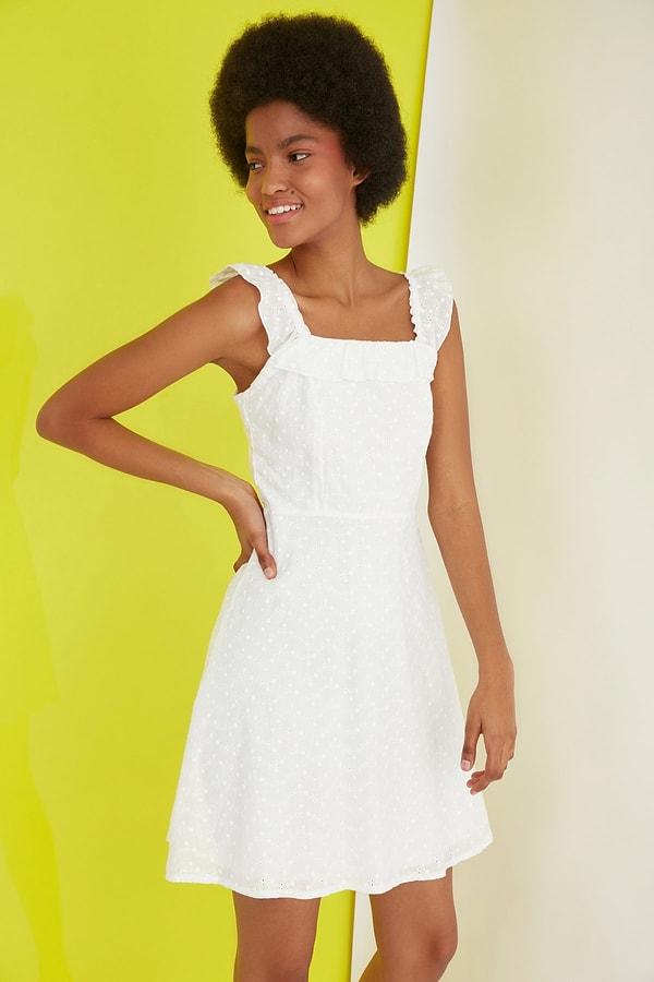 15. Milla'nın beyaz brodeli elbisesinin askı detayına bayıldım.