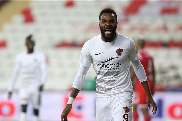 Sol Kanat: Aaron Boupendza