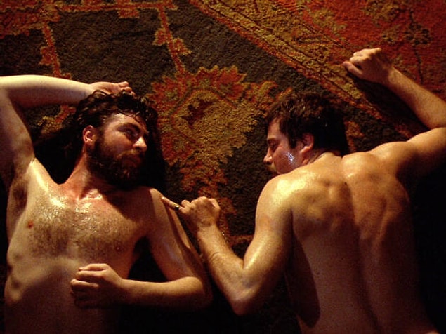9. "Gay filmlerinde iki taraf da eşcinsel olmayabiliyor."