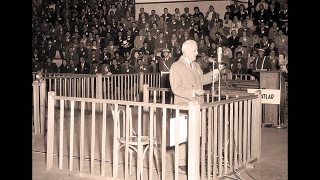 Artık Atatürk karşıtlığını gizlemeyen Necip Fazıl, işi Gazi'ye hakarete kadar götürür ve 1947'de yargılanır. Ayrıca Türk halkı bu durumu kaldıramaz ve Necip Fazıl'ı protesto eder.