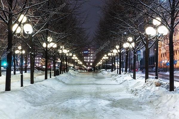 8. Kışları çoğunlukla karanlık ve güneşsiz olduğu için insanların depresyon oranı artmaktadır, işte bu yüzden de kış boyu şehrin her yeri ışıklandırılır.