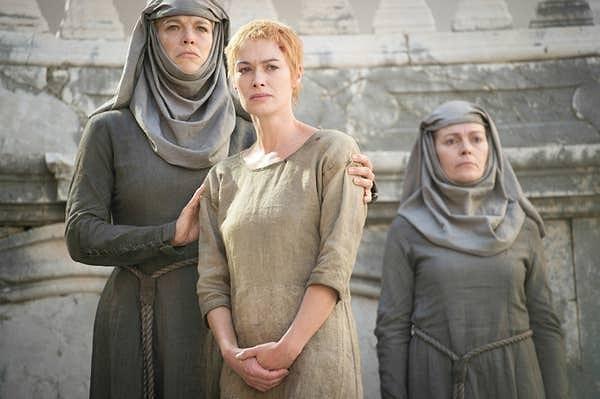 Dizinin 6.sezon finalinde, Lena Headey'in canlandırdığı Cersei Lannister, kefaret yürüyüşü sırasında onu durmadan aşağılayan Unella'dan intikam aldı.