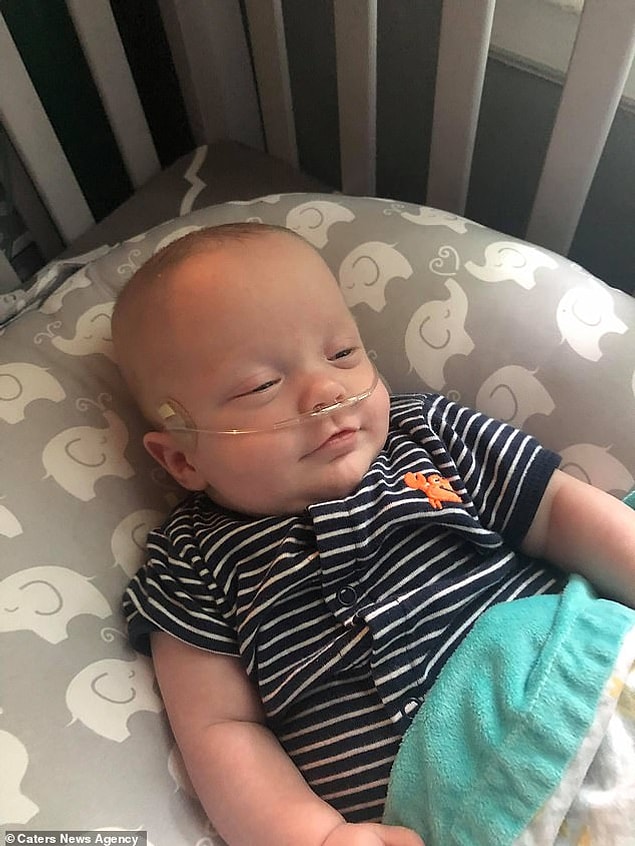 Minik Declan'ın, 17 Nisan 2020 tarihinde yenidoğan yoğun bakım ünitesinden yeni çıkartıldığında çekilen bir fotoğrafı. Bu fotoğraf çekildiğinde, doktorların Kaylie'nin doğumunu öngördüğü 26 Nisan'a hala dokuz gün vardı.
