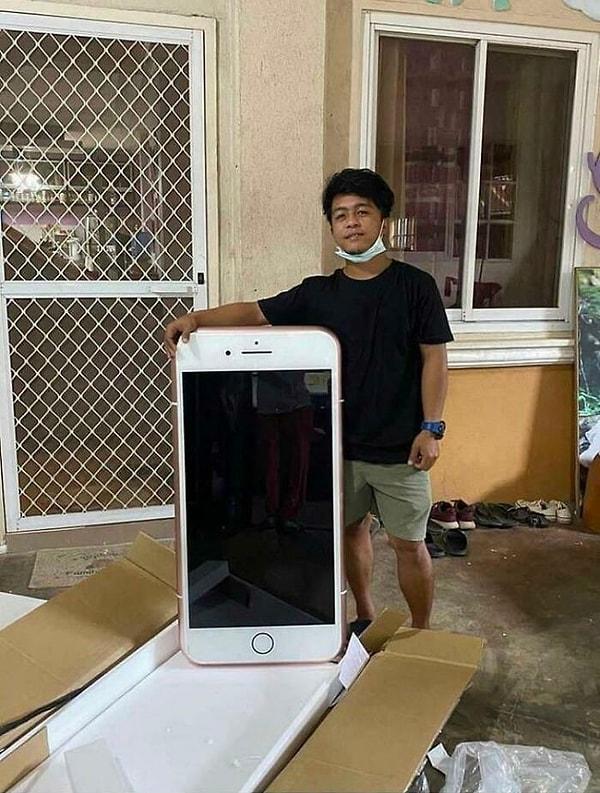 14. Bu arkadaş, iPhone isterken iPhone şeklinde bir masa satın almış.