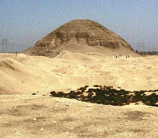 III. Amenemhat'ın Hawara'daki piramidi, günümüzde sular altında kalmış durumda.