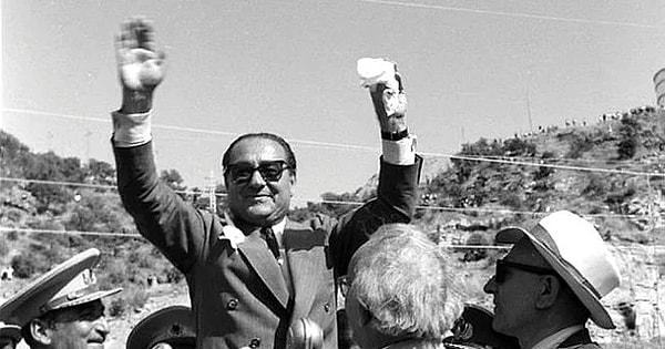 I. Adnan Menderes Hükûmeti istifa etti. Bir gün sonra II. Menderes Hükûmeti kuruldu; Hükûmet'te, üç yeni bakan görev alırken, altı bakan yer değiştirdi.